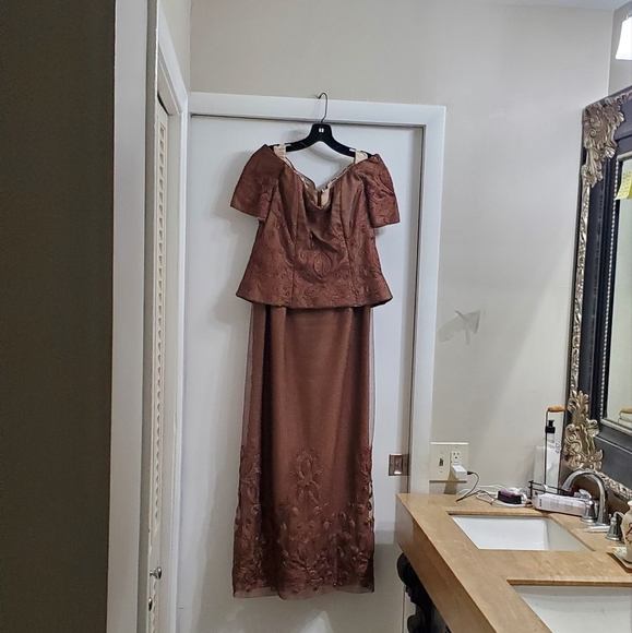 Bronze Brown Elegant Formal Gown with glitter, sequins and lace - Picture 10 of 13